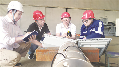 8-1 1、 李杉（右二）和技术团队对数.jpg