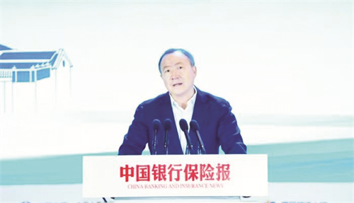 1668264438767617.jpg 1-2 1 2 银保监会原副主席黄洪.jpg