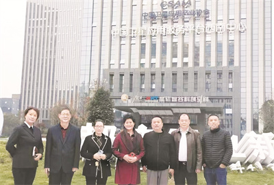 1668839321390570.jpg 4-2 2 园区总经理刘莉(中)与来宾合影.jpg