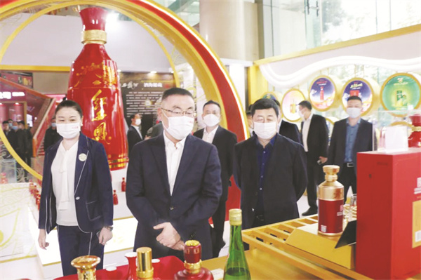 1669117908397112.jpg 4-3 5 1(主图)张正一行视察糖酒会西凤展厅.jpg