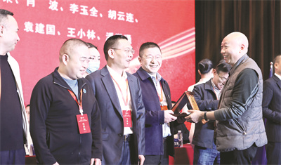 1669378945170531.jpg 4-11 11 达商总会终身名誉会长.jpg