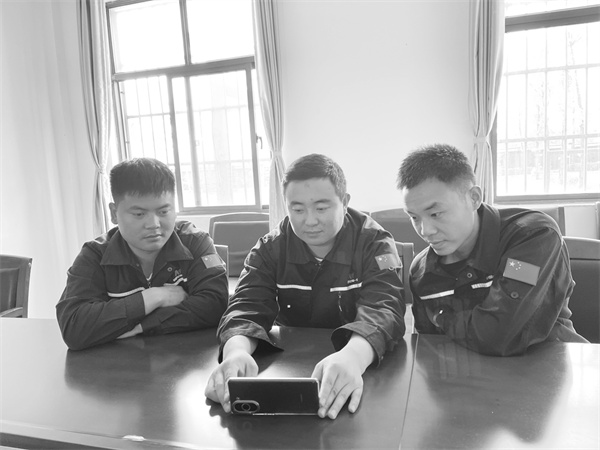 1669855988950069.jpg 3-6 2 三人小组进行学习.jpg