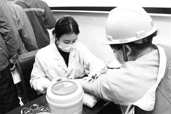 6-1 7 江苏靖江：送医.jpg