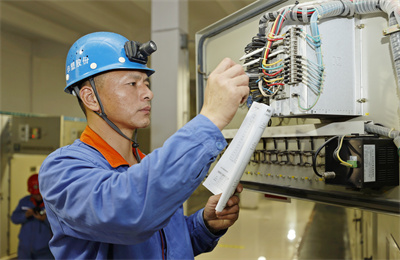 1670207754813346.jpg 1 张华在更换高压开关柜PCS-9611CS线路保护装置.JPG