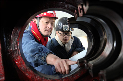 2、1200山东能源新矿内蒙古能源：“流程+IT” 赋能管理变革 工作人员按流程标准检修设备.jpg