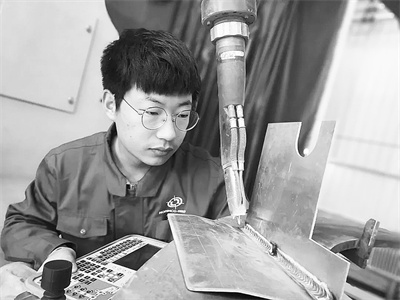 1670324857456690.jpg 6-2 2 90后焊接“先锋”杨佳龙1930.jpg