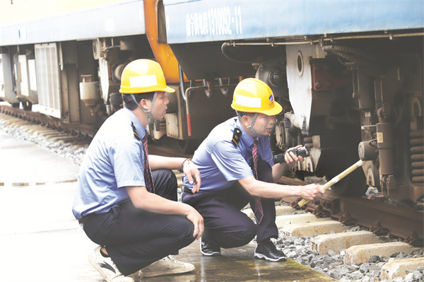 5-1 2 图为韦善科（右一）和工.jpg