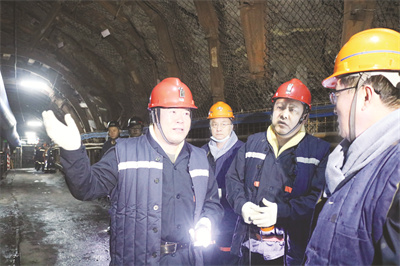 1-2 1 2 新矿集团负责人深入井下指导工作.jpg