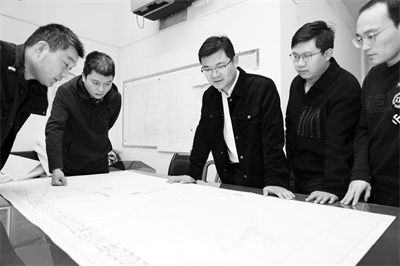 1671801300991929.jpg 2-1 1 张飞建(右3)与同事.jpg