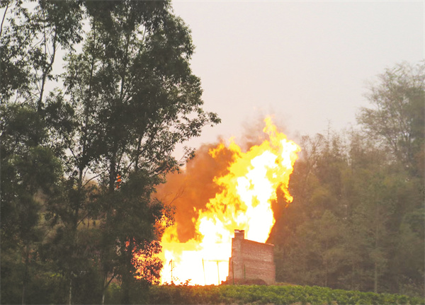 1672054691273574.jpg 5-2 5图为天然气测试点火现场。.jpg