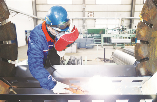 1672830010769589.jpg 4-2 3 图为职工在点焊电极壳大筋板.jpg