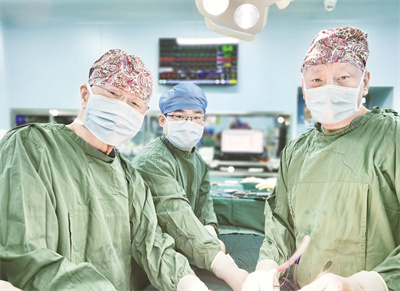 1673094339432534.jpg 2与恩师彭淑牗老师一起手术合影 左彭淑牗 右李江涛.jpg