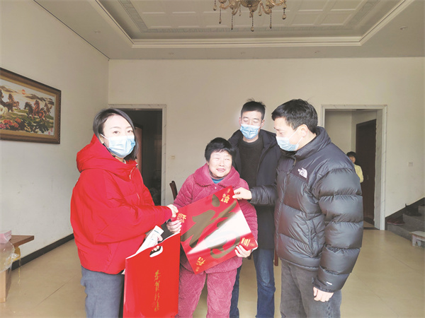 8-3 3驻村工作队员向脱贫户送上慰问物品。.jpg