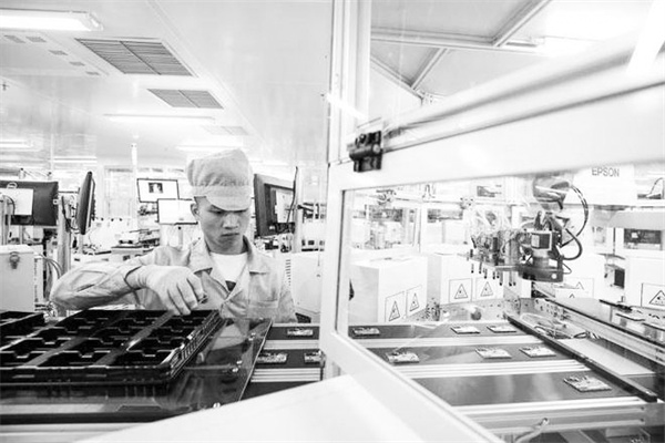 2-1 图配文1深圳电子产业高速发展.jpg