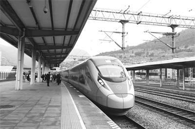 3-1 1 动集动车组缓缓停靠万源站.jpg