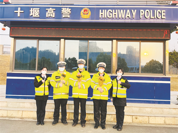 5-2 4鄂西北高速：致敬警.jpg