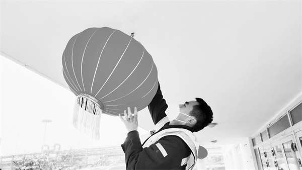 7-3 7图为该公司职工在生产现场悬挂灯笼.jpg