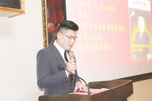 4-6 图6、邢鸿飞在恳谈交流会上讲话.jpg