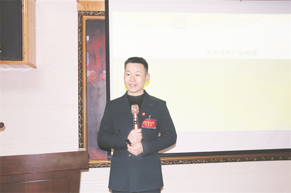 4-8 图8、谷繁生在恳谈交流会上介绍情况.jpg