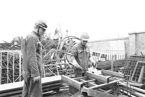 2-1 1 职工在废旧料场挑选可用材料.jpg