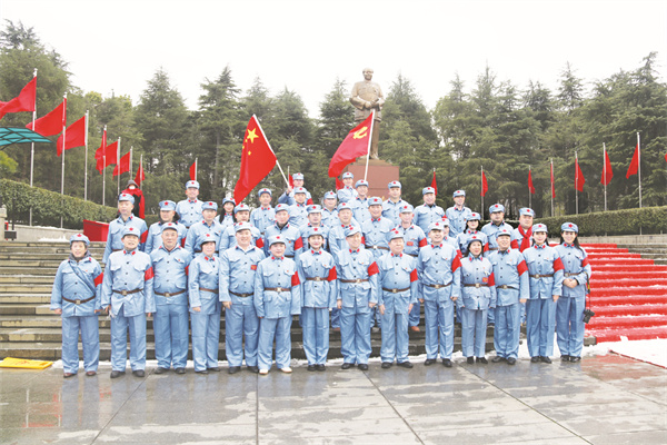 1-1 1 1：在毛泽东主席铜像广场合影.jpg