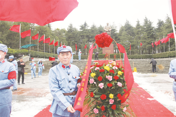 1-2 1 2：邢永杰向毛泽东主席铜像敬献花篮.jpg