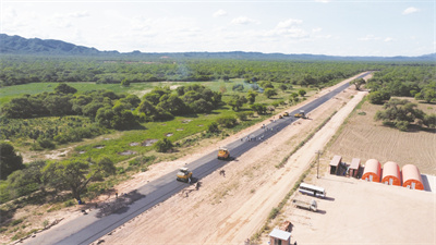 5-1 1、项目沥青路面摊铺现场 吴琦摄.jpg