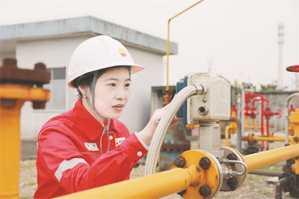 8-6 3敖梅现场查看气井流.jpg