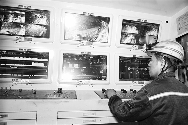 2-1 1 高效采煤集控室.jpg