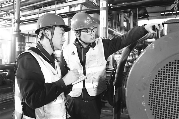 2-2 2 图为一线员工工作现场.jpg