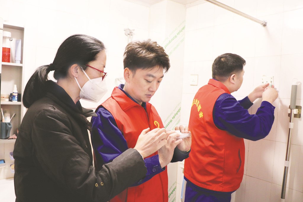 1678364457331957.jpg 4-2 3 志愿者对社区居民家里.jpg