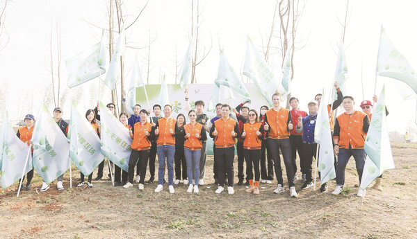 8-3 4菲仕兰中国管理层向志愿者授旗.jpg