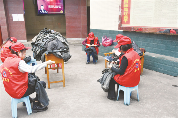 8-5 春暖人心 唐家河煤矿开展学.jpg