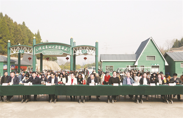 5-4 3 2与会嘉宾和员工.jpg