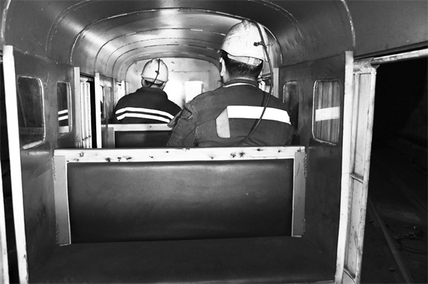 1681212560456113.jpg 7-3 5唐家河煤矿 平巷人.jpg