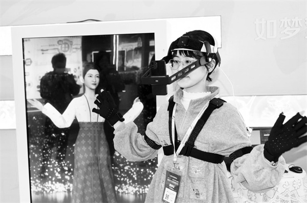 1681298846203909.jpg 3-2 2,工作人员在展示虚拟汉服穿戴。 李紫恒 摄.jpg