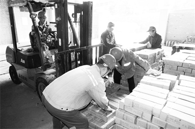 2-1 1 正在装卸新到库物资.jpg