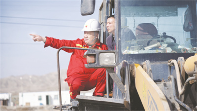 1681650805871244.jpg 4-3 4 袁其林与清障车辆驾驶员交流.jpg