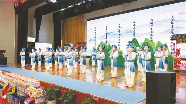 8-6 2 图6为莲河学校幼儿园的小朋友们表演节目.jpg