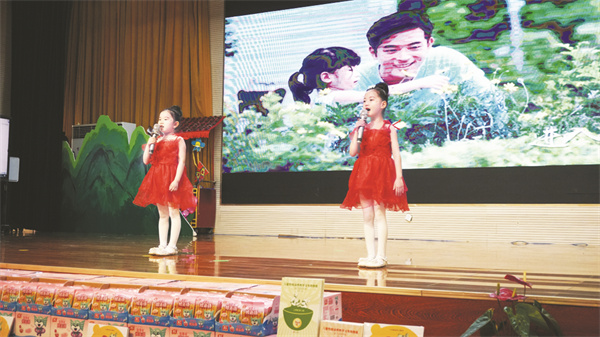 8-7 2 图7为莲河学校幼儿园的小朋友们表演节目.jpg