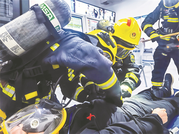 4-4 4（必发 图片新闻）演练现场进行急救模拟.jpg