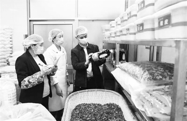 1681905431999142.jpg 2-3 3 定期组织食堂监管人员对采购食材进行抽检。.jpg