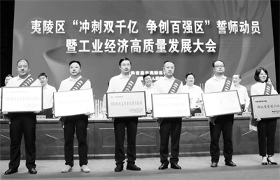 2-1 1 蔡开云(左三)上台领.jpg