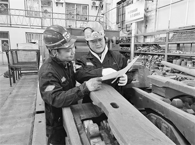 1682235911937901.jpg 3-2 3 张飞(右)在工作中.jpg