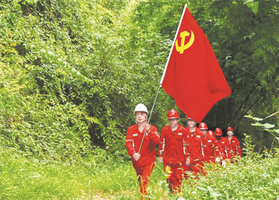 4-6 4 杨勇高举党旗走在队伍最前面.jpg