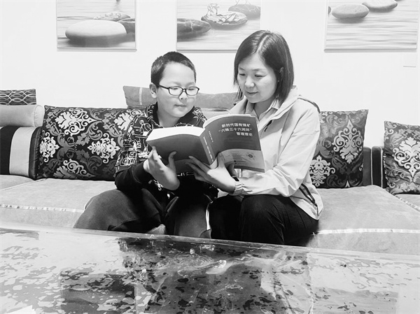 7-2 5-1杭静蓉和儿子共同阅读.jpg
