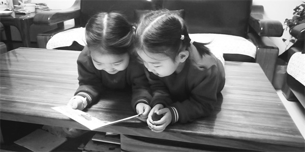 7-3 5-2张晨楠、张晨梓姐妹俩正在认真读书.jpg