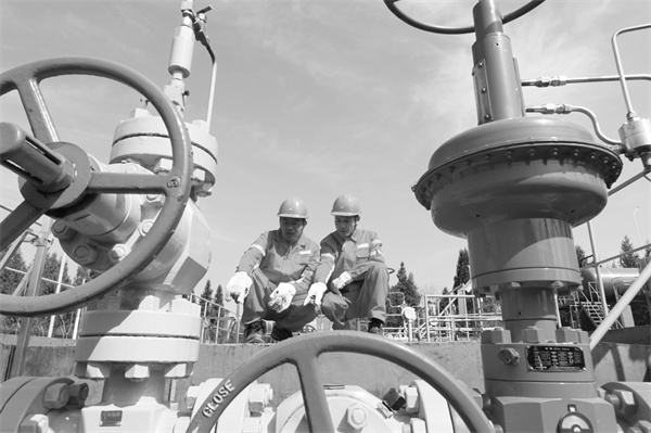 2-3 5，图 该矿井站员工正在分析老气井动态.jpg