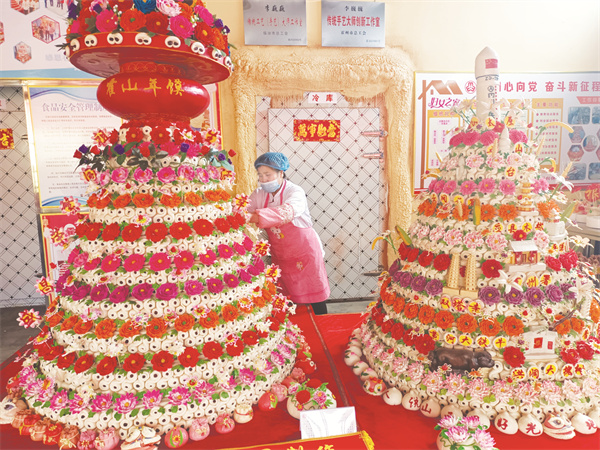 1683203143225545.jpg 1-2 1 2:霍山年馍公司工人制作巨型年馍现场.jpg