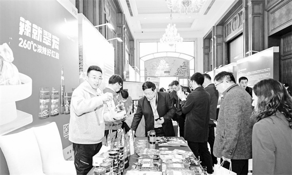 3-1 图配文1握紧“海洋.jpg